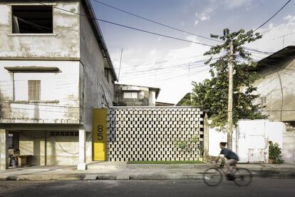 Casa entre bloques del estudio Natura Futura en Babahoyo (Ecuador).