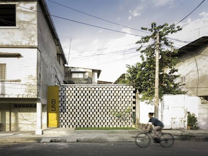 Casa entre bloques del estudio Natura Futura en Babahoyo (Ecuador).