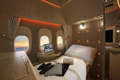 Algunos de los accesorios de las cabinas de primera clase de Emirates incluyen una televisión táctil de 32 pulgadas con 2.500 canales; una videocámara para comunicarse con la tripulación de cabina sin necesidad de que nadie vea al pasajero fuera de la habitación; un minibar con 'snacks' y bebidas, 'amenities' de la firma de lujo Bulgari o un pijama. Y para las cabinas que están en medio del avión, ventanillas virtuales que proyectan imágenes en tiempo real del paisaje, captado por cámaras instaladas fuera de la aeronave. “Un hotel en el cielo”, lo llama la aerolínea de Dubái. Su precio, por supuesto, también está por las nubes: un vuelo de ida Nueva York-Abu Dhabi, con una escala, casi 22.000 dólares (cerca de 19.000 euros). Más información: <a href="https://www.emirates.com/english/experience/our-fleet/boeing-777/gamechanger/index.aspx" target="_blank">www.emirates.com</a>