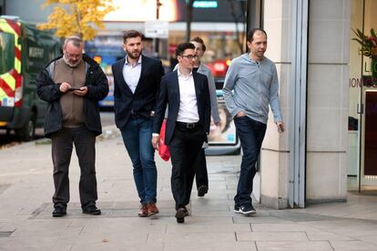 Caruana paseando el martes en Londres junto a dos de sus analistas: Rustam Kasimyánov, a su izquierda, y Cristian Chirila