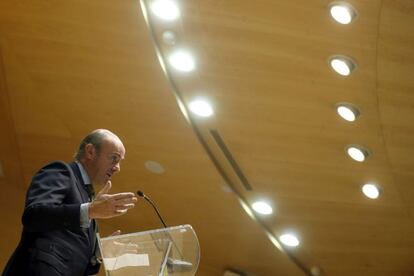 El ministro de Economía, Industria y Competitividad, Luis de Guindos, durante su intervención en el acto de toma de posesión de altos cargos de su departamento, hoy en la sede del Ministerio en Madrid.