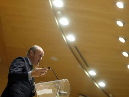 El ministro de Economía, Industria y Competitividad, Luis de Guindos, durante su intervención en el acto de toma de posesión de altos cargos de su departamento, hoy en la sede del Ministerio en Madrid.