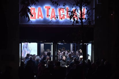 Varios asistentes abandonan la sala Bataclan, tras un concierto de Sting el 12 de noviembre de 2016 para conmemorar el aniversario del atentado de 2015, en París.