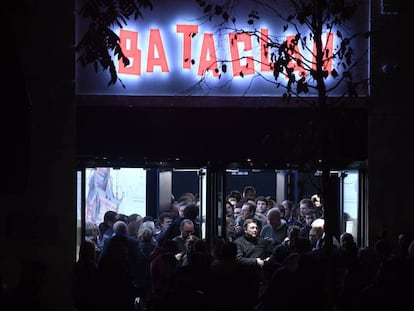 Varios asistentes abandonan la sala Bataclan, tras un concierto de Sting el 12 de noviembre de 2016 para conmemorar el aniversario del atentado de 2015, en París.