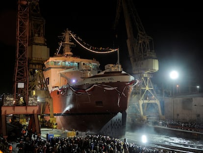 El nuevo rompehielos de la Armada de Chile 'Almirante Viel', el más grande de América del Sur, se lanza al mar en Talcahuano (Chile), el 22 de diciembre de 2022.