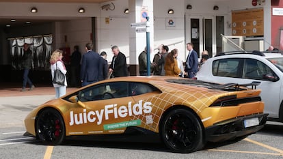 A fancy car featured the JuicyFields logo at the March 2022 Barcelona International Cannabis Business Conference.