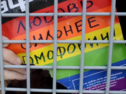 A polícia russa detém uma ativista dos direitos dos homossexuais em uma manifestação em São Petersburgo, em maio de 2016