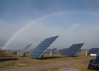 Paneles solares en la planta de Gijo de Coria, en C&aacute;ceres, la &uacute;ltima que el grupo ha desarrollado en Espa&ntilde;a.