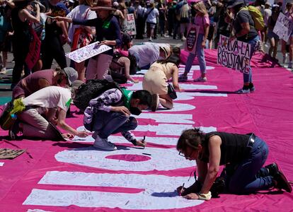 Mujeres pintan carteles en la ciudad de Los Angeles, California. Las marchas por el derecho al aborto toman 44 ciudades de Estados Unidos.
