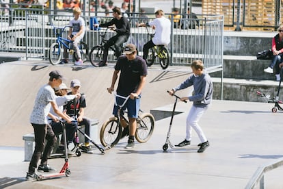 Un diseño urbano que priorice la accesibilidad a espacios verdes y recreativos puede tener un impacto positivo en los adolescentes. 