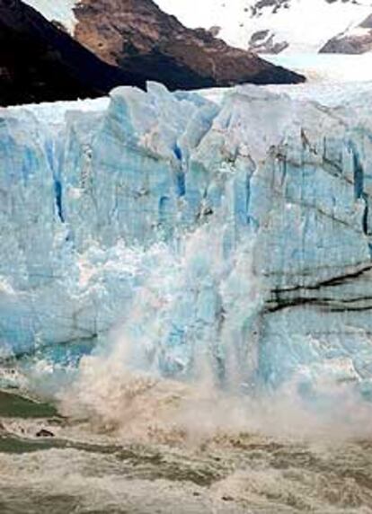 Miles de toneladas de hielo se desmoronaron ayer en el <i>Perito Moreno</i> de la Patagonia en un fenómeno que ocurre por primera vez en 16 años.