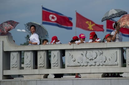 Niños norcoreanos asisten a uno de los actos conmemorativos en Pyongyang.