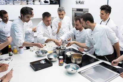 Los chefs Oriol Castro, Eduard Xatruch y Mateu Casañas, en la cocina de creatividad del restaurante Disfrutar, en Barcelona.