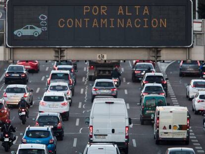 Paneles en en la M30 de Madrid avisan del protocolo anticontaminaci&oacute;n.