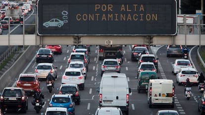 Paneles en en la M30 de Madrid avisan del protocolo anticontaminaci&oacute;n.