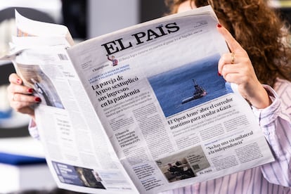 Una mujer lee EL PAÍS en su edición impresa.