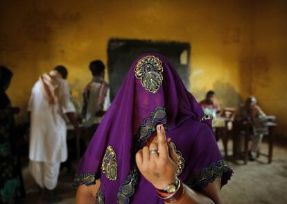 Una mujer enseña su dedo manchado de tinta tras en Kunwarpur (India).