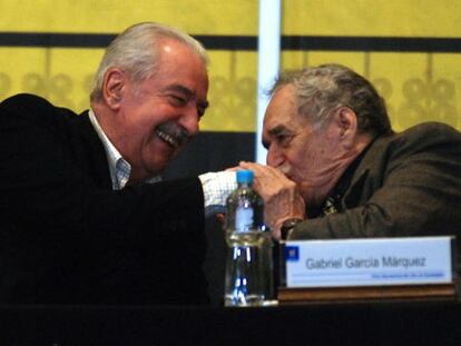 Gabriel Garc&iacute;a M&aacute;rquez (derecha) y &Aacute;lvaro Mutis en una de las ferias de Guadalajara.