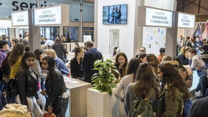 Estudiantes visitan en febrero el Salón Internacional del Estudiante y de la Oferta Educativa, en Madrid.