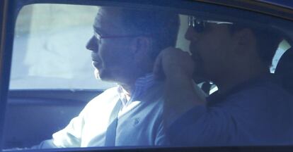 Francisco Granados es trasladado detenido desde su domicilio en un vehículo de la Guardia Civil.
