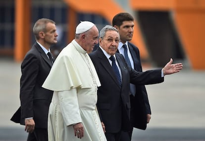 El Papa camina junto a Ra&uacute;l Castro por la pista del aeropuerto tras su llegada.