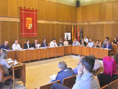 Pleno celebrado este miércoles, en el que se han reprobado a Lazora y Fidere, en una imagen cedida por el Ayuntamiento de Torrejón.