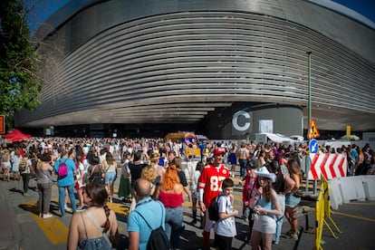 Ambiente previo al concierto de Taylor Swift en el Bernabéu.