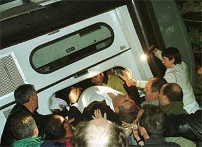 Rescate de uno de los heridos en el choque de trenes.