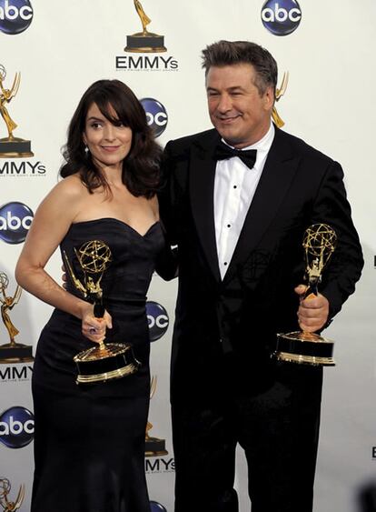 Los actores estadounidenses Tina Fey y Alec Baldwin posan con sus Emmys a Mejores Actores en un Programa de Comedia por sus papeles en la serie 30's Rock, una de las más premiadas