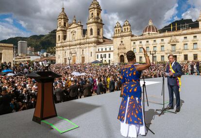 El presidente colombiano Gustavo Petro (derecha) juramentando a la vicepresidenta Francia Márquez durante su ceremonia de toma de posesión en la plaza Bolívar de Bogotá, el 7 de agosto de 2022. 