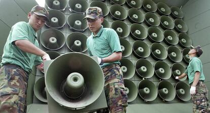 Soldados surcoreranos remueven los altavoces de propaganda en la frontera en 2004.