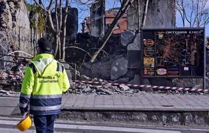 Personal de emergencias junto a los escombros de un muro caído en Zafferana Etnea tras el terremoto, el 26 de diciembre de 2018.