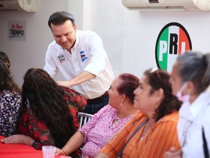 Esteban Villegas, candidato de la coalición Va por Durango (PRI-PAN-PRD), en un acto de campaña.