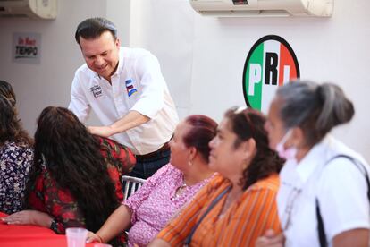 Esteban Villegas, candidato de la coalición Va por Durango (PRI-PAN-PRD), en un acto de campaña.