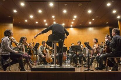 Els instrumentistes de la nova Orquestra del Montsalvat en un assaig. 