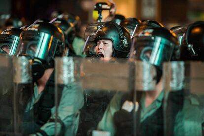 Policías antidisturbios, este sábado en Hong Kong.