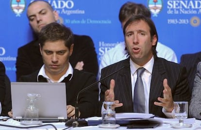 El ministro de Economía de Argentina, Hernan Lorenzino, junto a Axel Kicillof, viceministro, el pasado 9 de mayo, durante la presentación de la amnistía fiscal