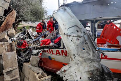 Personal de la Media Luna Roja palestina inspeccionaba una ambulancia destruida en Deir al Balah, este jueves.