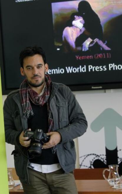 Aranda, ayer en la presentación de la muestra en Bilbao. Detrás, en el cartel, la imagen con que ganó el World Press Photo.