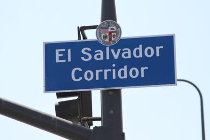 Rótulo de El Salvador Corridor en Los Ángeles