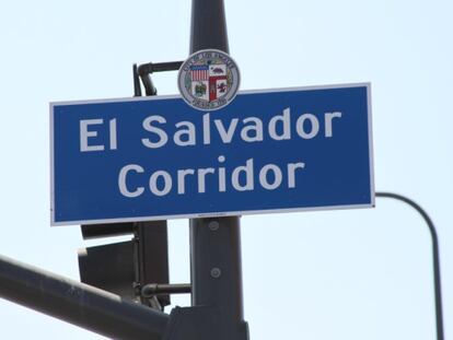 R&oacute;tulo de El Salvador Corridor en Los &Aacute;ngeles