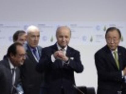 Os 195 países, reunidos há semanas na capital francesa, chegam a um acordo contra o aquecimento global, o primeiro pacto  universal da história das negociações climáticas , disse Hollande
