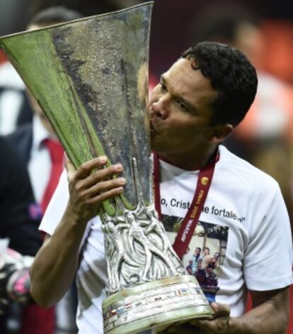 Carlos Bacca levanta la copa de la Liga Europa .