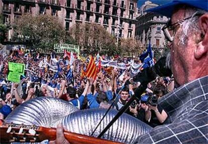 El diputado de la Chunta Aragonesista, José Antonio Labordeta, cantó su himno a la libertad.