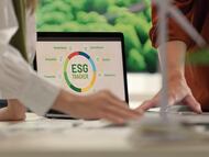 Miembros de un comité ejecutivo preparan el informe ESG de una empresa