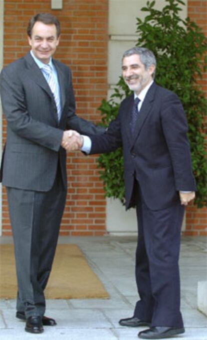 Zapatero saluda a Llamazares hoy en el Palacio de la Moncloa.