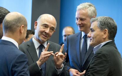 El ministro de Finanzas, Euclid Tsakalotos, junto a sus homólogos de Alemania y Francia y el comisario del ramo, Pierre Moscovici.