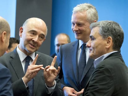 El ministro de Finanzas, Euclid Tsakalotos, junto a sus homólogos de Alemania y Francia y el comisario del ramo, Pierre Moscovici.