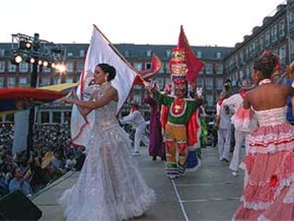 El 'Carnaval de Barranquilla' en la plaza Mayor de Madrid