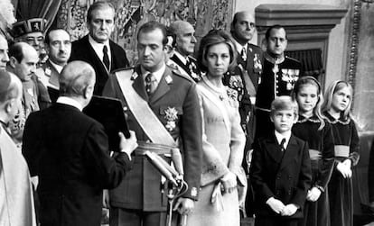 El rey jura las leyes durante su proclamación, el 22 de noviembre de 1975.